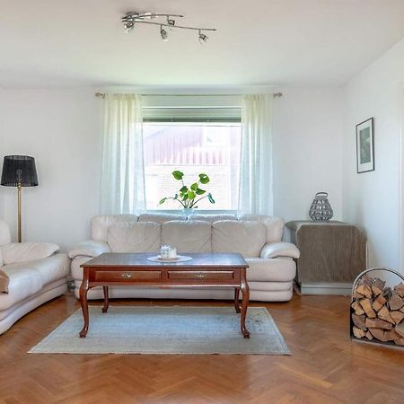 White & Bright Room In A Shared Apartment Гётеборг Экстерьер фото