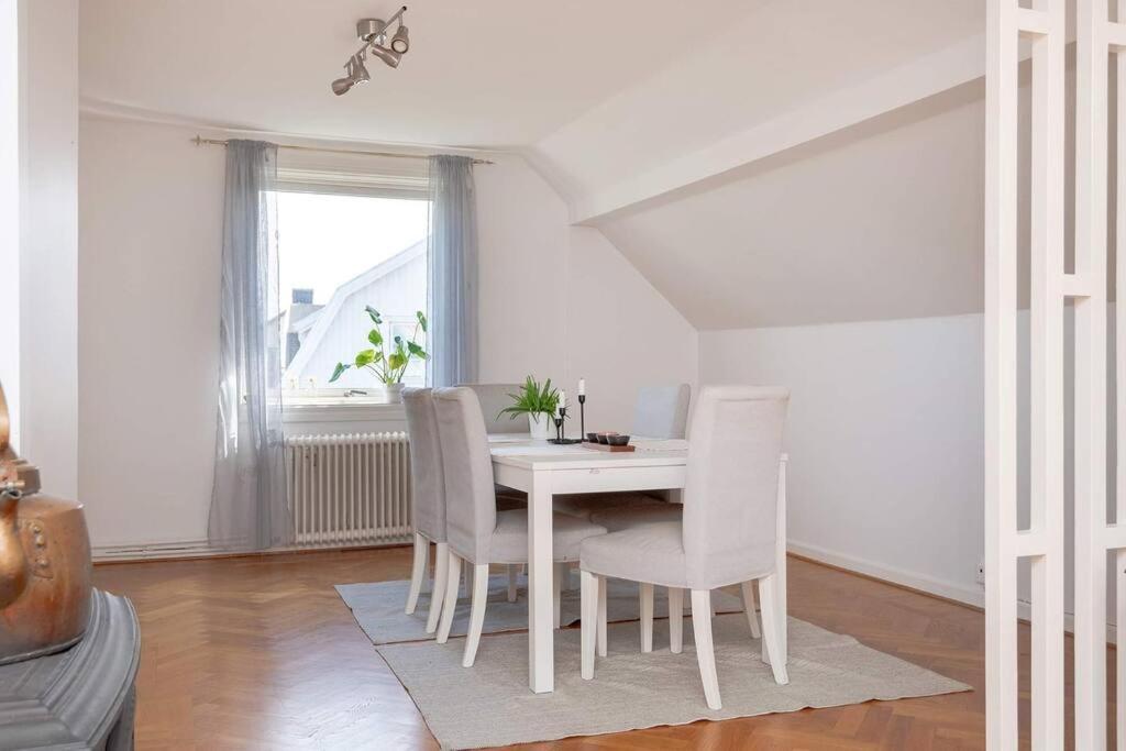 White & Bright Room In A Shared Apartment Гётеборг Экстерьер фото