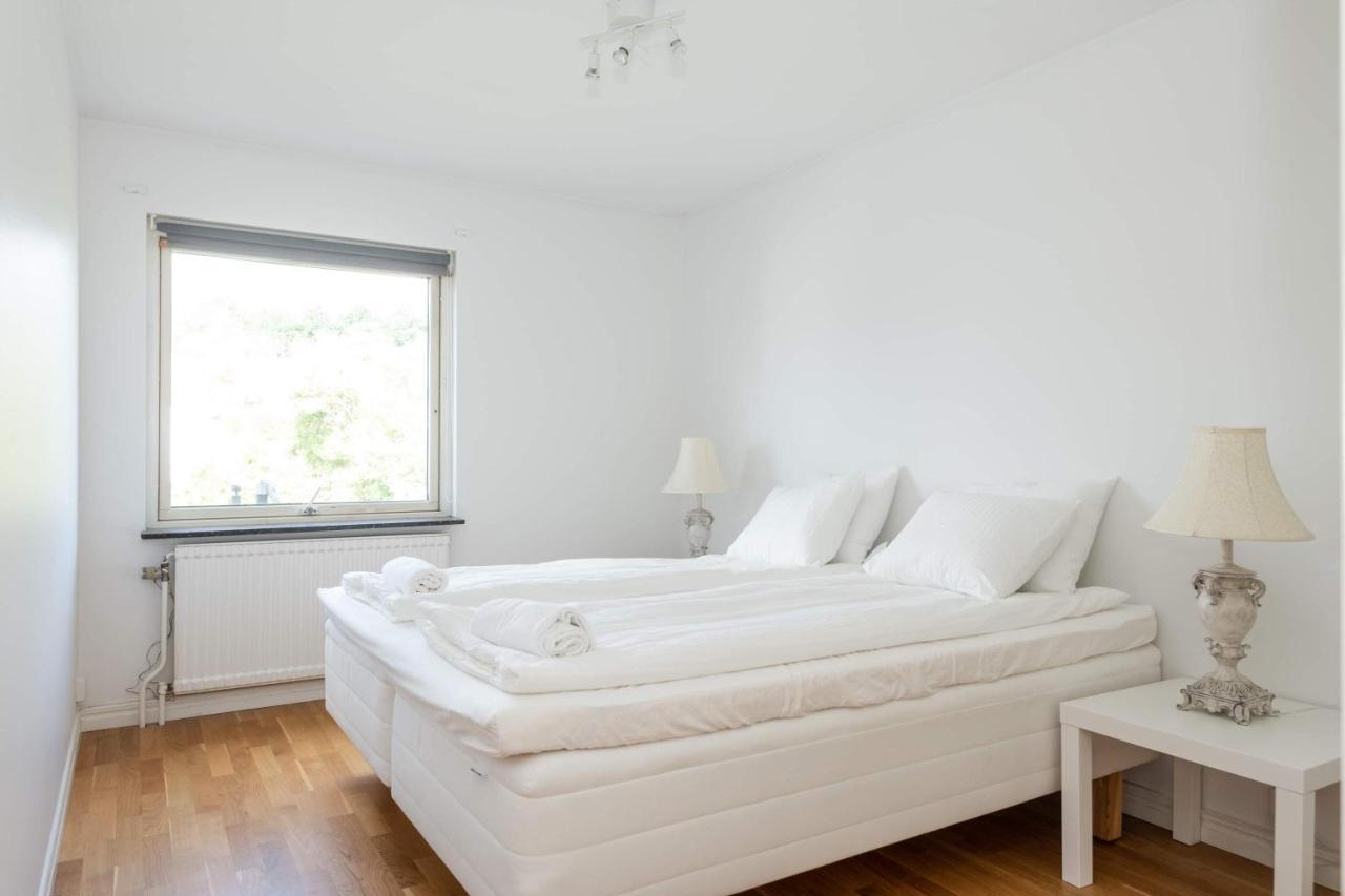 White & Bright Room In A Shared Apartment Гётеборг Экстерьер фото